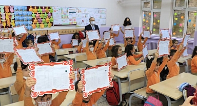 Öğrencilerin karne sevinci
