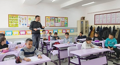 Tatilini kış okullarında değerlendiriyor