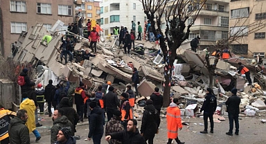 DEPREMDEN DÖNEN EKİP KAZA GEÇİRDİ