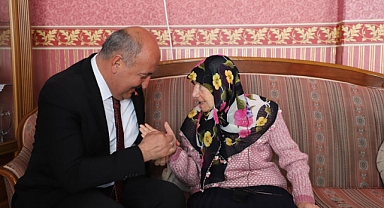ÖRDÜĞÜ ÇORAPLARIN PARASINI BAĞIŞLADI