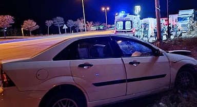 OTOMOBİL BARİYERLERE ÇARPTI