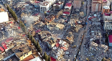 DEPREM MOLOZLARININ ARASINDA DÜNYA EVİNE GİRDİLER