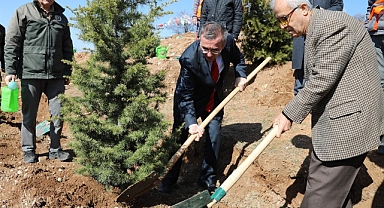 DEPREM ŞEHİTLERİNİN İSMİ FİDANLARLA YAŞAYACAK