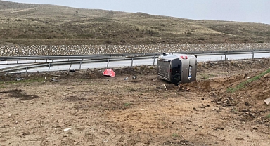 DEVRİLEN OTOMOBİLDEKİ KİŞİLER YARALANDI