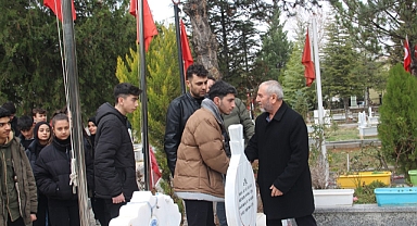 GENÇLERİN ŞEHİTLİKTE DUYGULU ANLARI