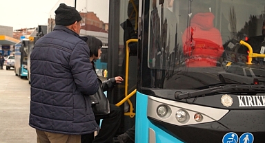 ÖĞRENCİLER OTOBÜSTE VATANDAŞLARI DUYGULANDIRDILAR