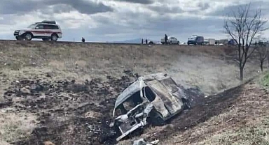 HASTA TAŞIYAN AMBULANS FECİ ŞEKİLDE YANDI