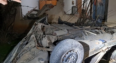 METRELERCE SAVRULAN OTOMOBİL EVE ÇARPTI, SÜRÜCÜ HAYATINI KAYBETTİ