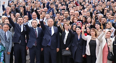 MHP DE MEYDANLARA SIĞMAYAN BAYRAMLAŞMA