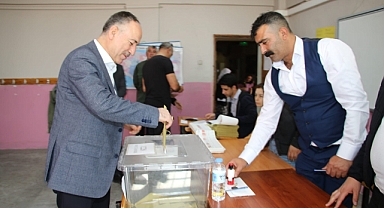 BELEDİYE BAŞKANI OY KULLANDI