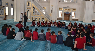 CAMİLERİMİZ ÜLKEMİZİN VE İSLAM BELDELERİNİN TAPULARIDIR