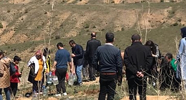DEPREMZEDE ÖĞRENCİLER FİDAN DİKTİ