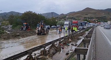 KAYA PARÇALARI, KARAYOLUNU ULAŞIMA KAPATTI