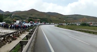 AYNI YERDE YOL KAPANINCA BÖYLE KUYRUK OLUŞTU