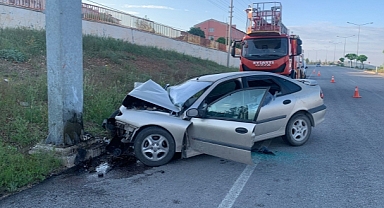 DİREĞE ÇARPAN OTOMOBİLDEKİ KİŞİ ÖLDÜ