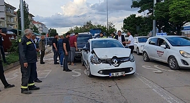 KIRMIZI IŞIKTA, 4 ARAÇ BİRBİRİNE GİRDİ