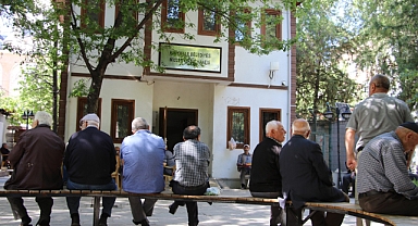 SICAK ÇAYLAR YUDUMLANIYOR