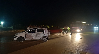 İKİ OTOMOBİL KAVŞAKTA ÇARPIŞTI