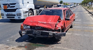 İKİ OTOMOBİL KAVŞAKTA ÇARPIŞTI, YARALILAR VAR