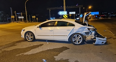 KAVŞAKTA ÇARPIŞAN 2 OTOMOBİLDEKİ 5 KİŞİ YARALANDI