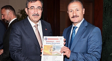 KİTAP HEDİYE ETTİ