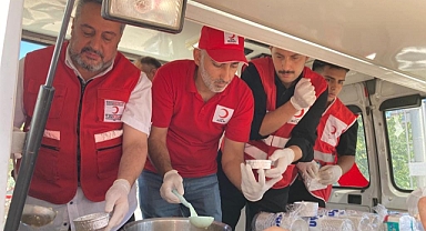 KIZILAY VATANDAŞLARA AŞURE DAĞITTI