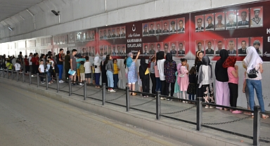 ÖĞRENCİLER, 15 TEMMUZ ŞEHİTLERİNİ ANDI