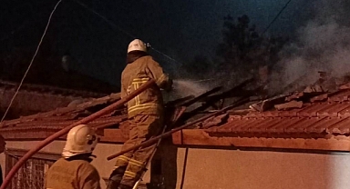 GECE SAATLERİNDE YANAN EV KULLANILAMAZ HALE GELDİ