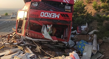 İKİ KAMYON ÇARPIŞTI, ÖLÜ VE YARALILAR VAR