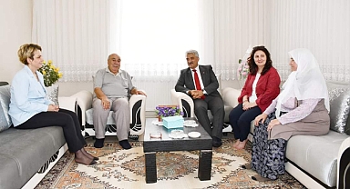 İLK ZİYARETİNİ ŞEHİT AİLESİNE YAPTI