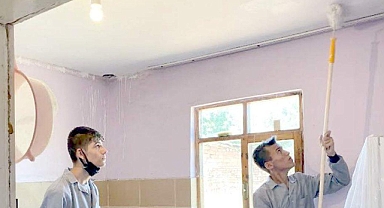 Öğrenciler eline fırçayı aldı