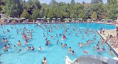 SERİNLEMEK İSTEYEN HAVUZA KOŞUYOR