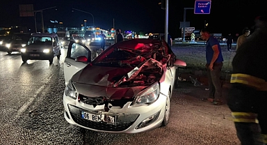 TIRIN DORSESİNE SAPLANAN OTOMOBİL ASILI KALDI