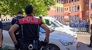 EMNİYET ÖĞRENCİLERİN YANINDA