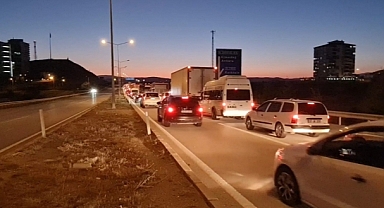 KİLİT KAVŞAKTA TRAFİK DURDU, ARAÇLAR İLERLEMEKTE GÜÇLÜK ÇEKTİ