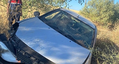 KONTROLDEN ÇIKAN OTOMOBİL SU KANALINA DEVRİLDİ