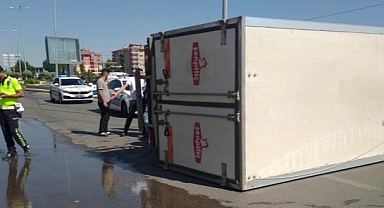 SEYİR HALİNDEKİ KAMYON DEVRİLDİ, YOL TRAFİĞE KAPANDI