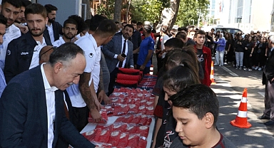 TARAFTARLARA FORMA HEDİYESİ
