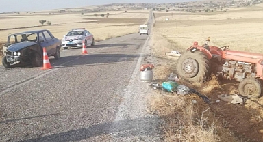 TRAKTÖRLE OTOMOBİL ÇARPIŞTI 1'İ AĞIR 3 KİŞİ YARALANDI