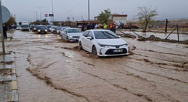 KIRIKKALE’DE YAĞIŞ ETKİLİ OLDU, TRAFİK DURDU, EKİPLER SEFERBER OLDU