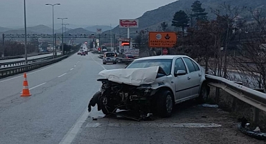 KIRIKKALE'DE BARİYERLERE ÇARPAN OTOMOBİLDEKİ 3 KİŞİ YARALANDI