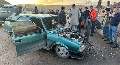 SEYİR HALİNDEKİ İKİ OTOMOBİL ÇARPIŞTI