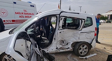 KIRIKKALE’DE İKİ ARACIN ÇARPIŞTIĞI KAZADA 6 KİŞİ YARALANDI