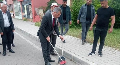 HADİSİ KENDİNE DESTUR EDİNEN BELEDİYE BAŞKANI YERLERİ SÜPÜRDÜ