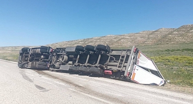 KIRIKKALE’DE KONTROLDEN ÇIKAN SEBZE YÜKLÜ TIR DEVRİLDİ