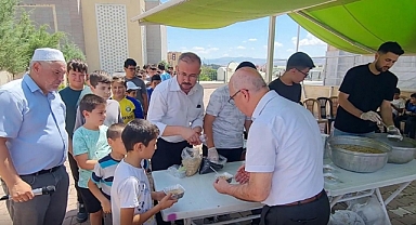 YAZ KURSUNDA EĞİTİM ALAN ÇOCUKLARA AŞURE İKRAM EDİLDİ