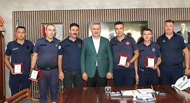 BAŞARILI İTFAİYECİLERE PLAKET