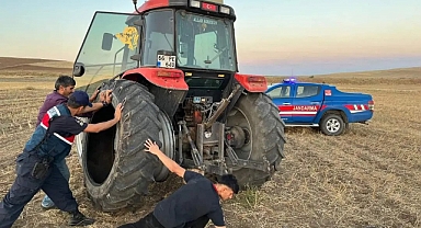 TRAKTÖRÜN TEKERLEĞİNİ JANDARMA DEĞİŞTİRDİ
