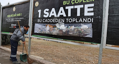 FARKINDALIK İÇİN ÇÖPLER BİLLBOARDA ASILDI