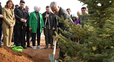 YÜZLERCE FİDAN TOPRAKLA BULUŞTU